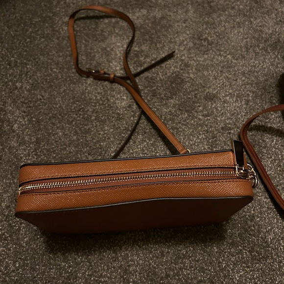 Jet Set Large Saffiano Leather Crossbody Bag - Picture 3 of 11